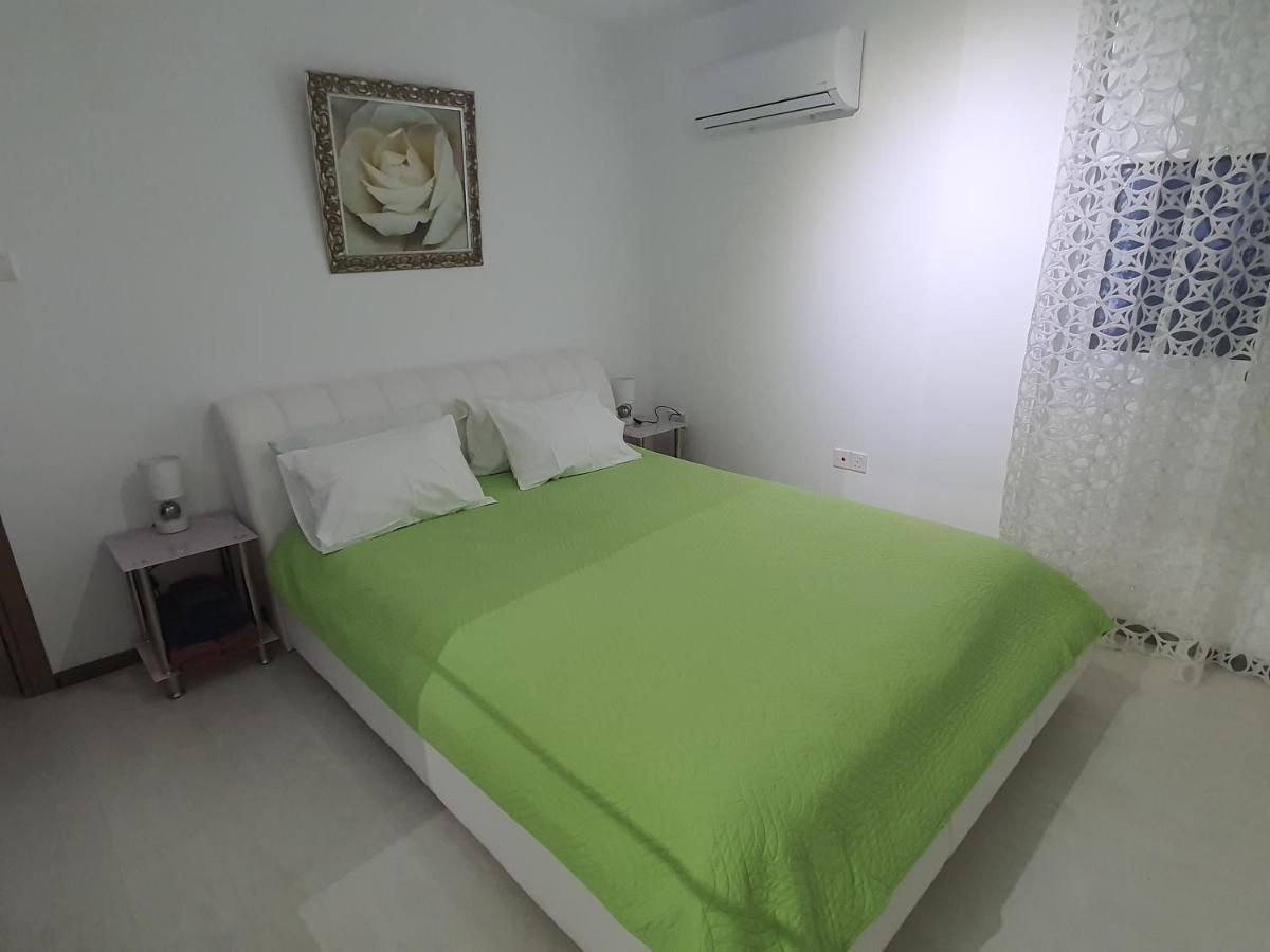 Luxury 2 Bed Apartment Next To The Beach พาราลิมนี ภายนอก รูปภาพ